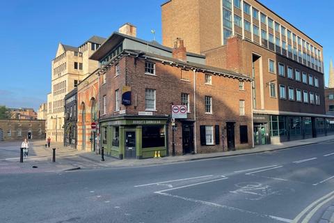 6 bedroom end of terrace house for sale