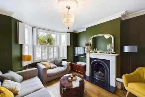 Pear Tree Road, Addlestone, Surrey, KT15 3 bed detached house for sale