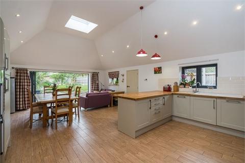 Aylesbury Road, Bierton... 3 bed barn conversion for sale
