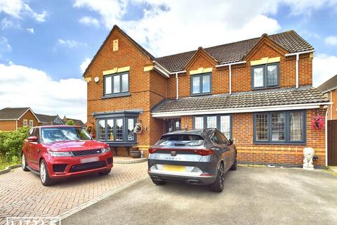 5 bed detached house