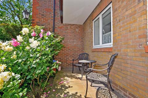 Queen Street, Arundel, West Sussex 2 bed ground floor flat for sale