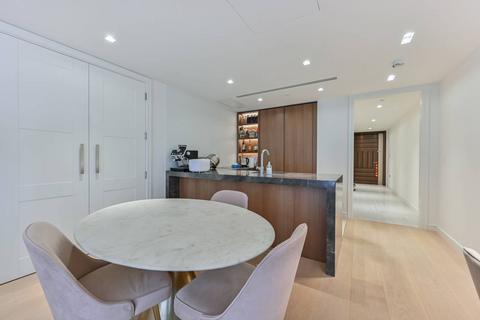 Lincoln square, Holborn, London, WC2A 3 bed flat for sale