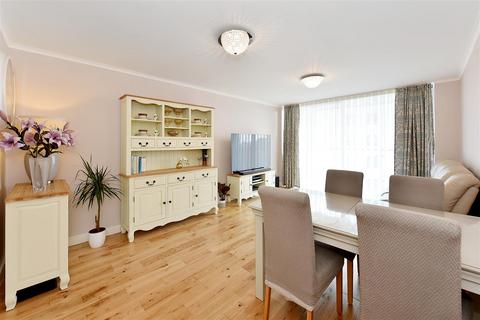 Berglen Court, Limehouse, E14 2 bed apartment for sale