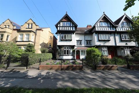 Westbourne Avenue 5 bed end of terrace house for sale