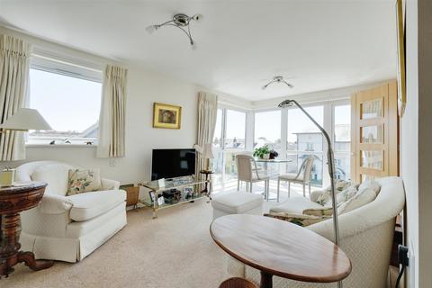 Farringford Court, Avenue Road... 2 bed apartment for sale