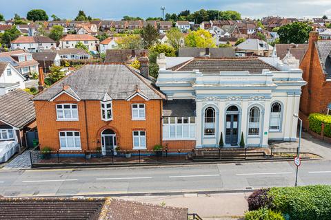 Hockley SS5 9 bed detached house for sale