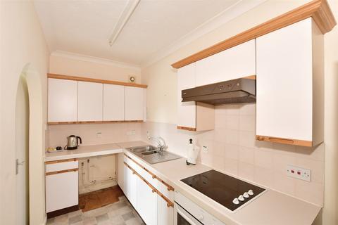 Station Road, Dorking, Surrey 2 bed flat for sale