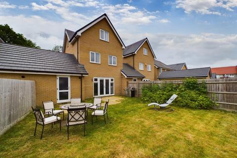 Kennett Lane, Chertsey, Surrey, KT16 3 bed link detached house for sale