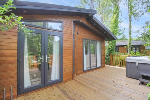 Lake View, Brokerswood Holiday Park... 4 bed mobile home for sale