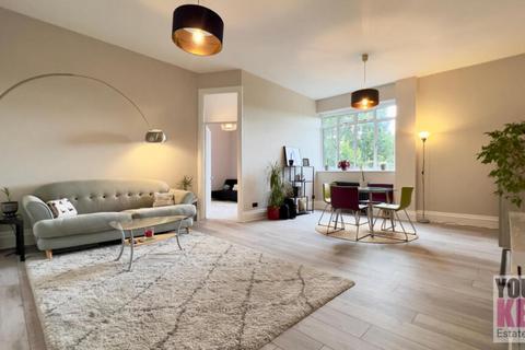 Earls Avenue, Folkestone, Kent CT20 2HA 2 bed flat for sale
