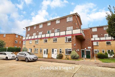 Victor Close, Hornchurch, RM12 2 bed maisonette for sale