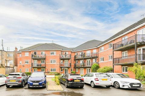 Elm Park Road, Pinner, HA5 3 bed flat for sale