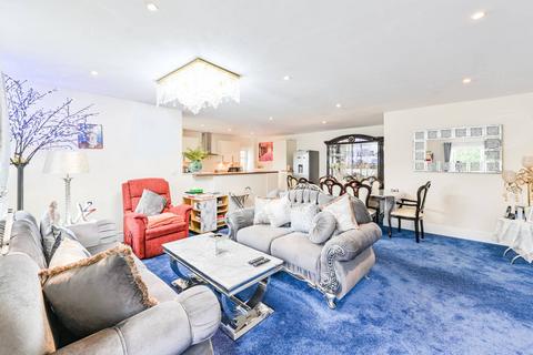 Elm Park Road, Pinner, HA5 3 bed flat for sale