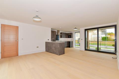 Ocean View, Fitzroy Avenue... 2 bed ground floor flat for sale