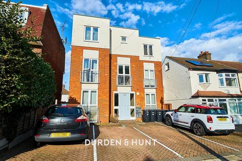 Tomswood Hill, Ilford, IG6 2 bed apartment for sale