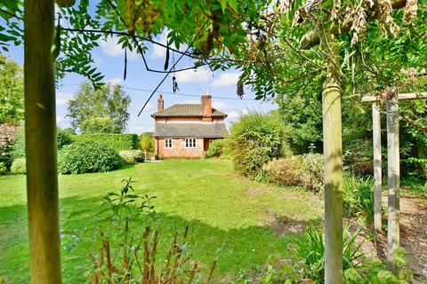 North Street, Sheldwich, Faversham, Kent 2 bed cottage for sale