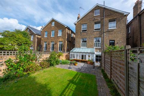 3 bedroom flat for sale