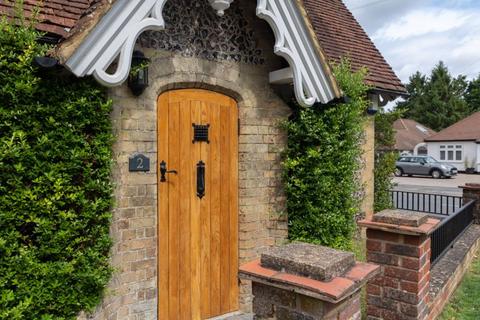 Kingswood Way, South Croydon 3 bed cottage for sale