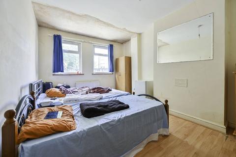 Gibbon Road, Nunhead, SE15 6 bed end of terrace house for sale