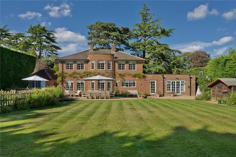 Hockering Road, Woking, Surrey, GU22 5 bed detached house for sale