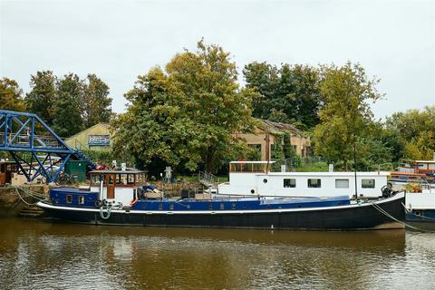 Lots Ait, Brentford, TW8 2 bed houseboat for sale