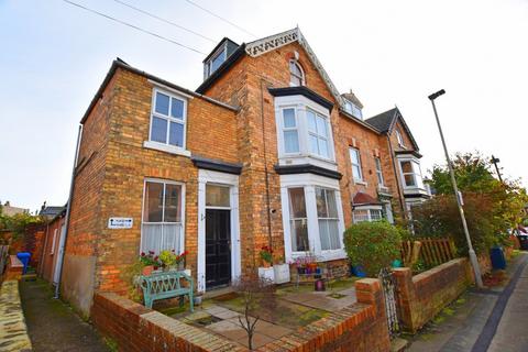 New Parks Crescent, Scarborough YO12 1 bed flat for sale