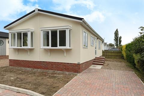 Lincoln, Lincolnshire, LN4 2 bed park home for sale