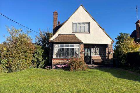 Holly Tree Gardens, Rayleigh, Essex, SS6 3 bed detached house for sale