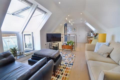 Winchester 2 bed penthouse for sale