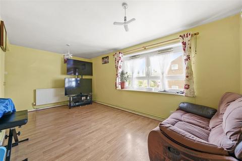 Clements Court, Hounslow TW4 2 bed apartment for sale