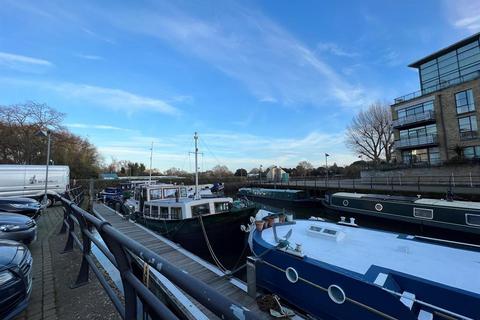 4 Town Meadow, Brentford, TW8 2 bed flat for sale