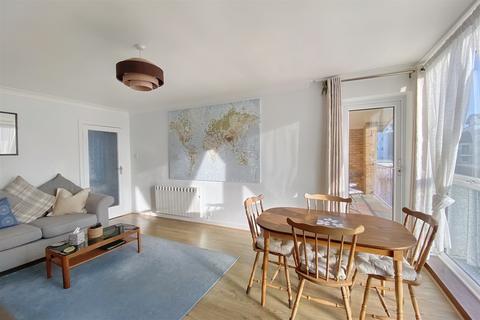 3 bedroom flat for sale