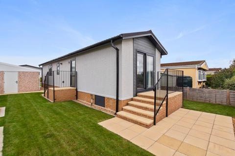 Grantham, Lincolnshire, NG32 2 bed park home for sale