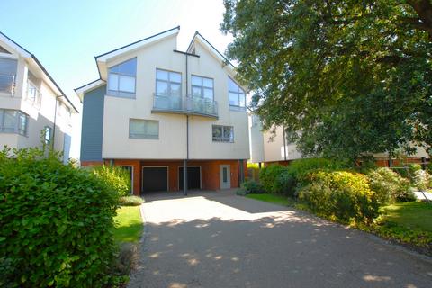 Moncrieff Gardens, Hythe, CT21 3 bed semi