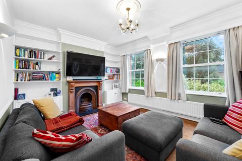 Oatlands Chase, Weybridge, KT13 2 bed apartment for sale