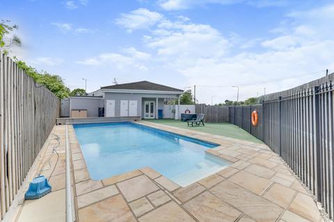 Rawreth Lane, Wickford, SS11 2 bed bungalow for sale