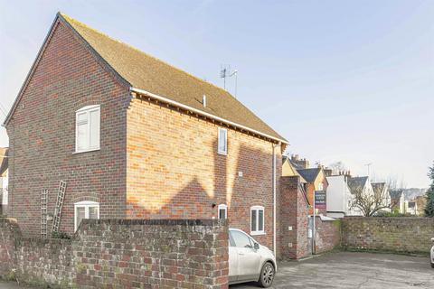 Victoria Road, Marlow 2 bed maisonette for sale