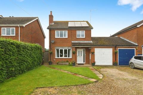 3 bedroom link detached house for sale