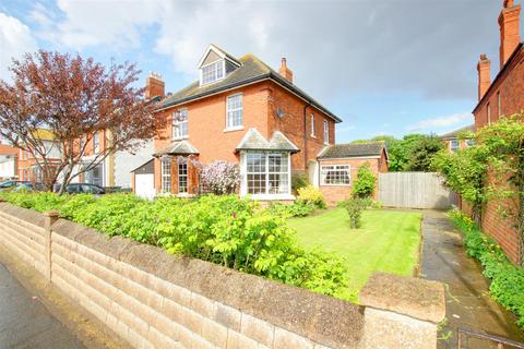 6 bedroom detached house for sale