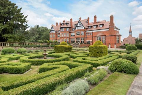 Ockham Lane, Cobham, KT11 3 bed apartment for sale