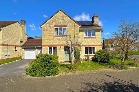 Pheasant Close, Chippenham 4 bed detached house for sale