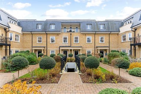 Portsmouth Road, Cobham, Surrey, KT11 3 bed apartment for sale