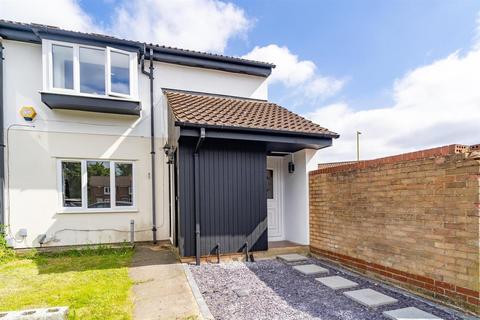 Bray Close, Borehamwood WD6 2 bed maisonette for sale