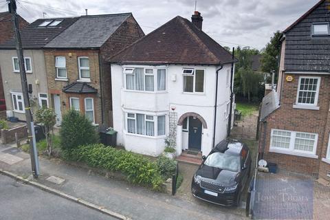 Turpins Lane, Woodford Green IG8 3 bed detached house for sale