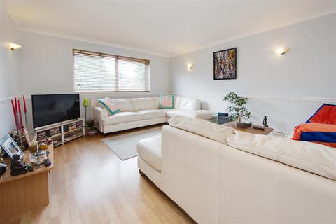 Brook Court, Watling Street, Radlett WD7 1 bed flat for sale