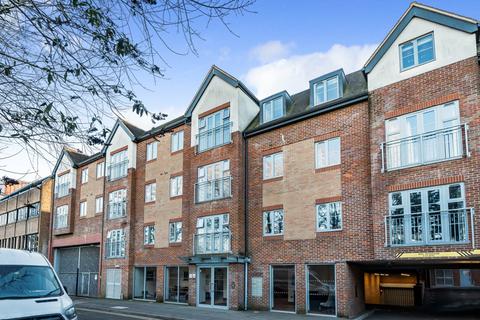 Oak End Way, Gerrards Cross... 2 bed apartment for sale