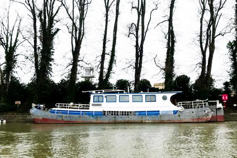 Lower Sunbury Road, Hampton TW12 3 bed houseboat for sale
