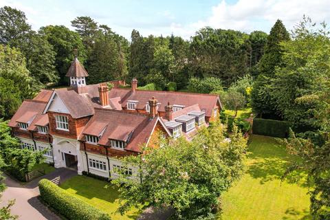 Tyrrells Wood, Leatherhead, Surrey, KT22 6 bed semi