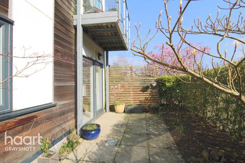 Wispers Lane, Haslemere 2 bed apartment for sale