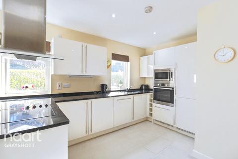 Wispers Lane, Haslemere 2 bed apartment for sale